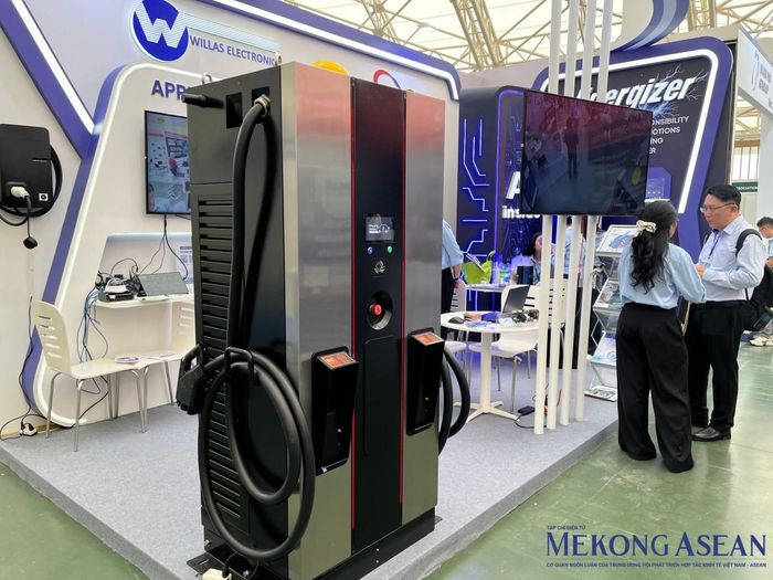  Thiết bị sạc xe điện được trưng bày tại gian hàng Willas Electronic trong khuôn khổ chuỗi triển lãm. Ảnh: Trung Anh/Mekong ASEAN. 