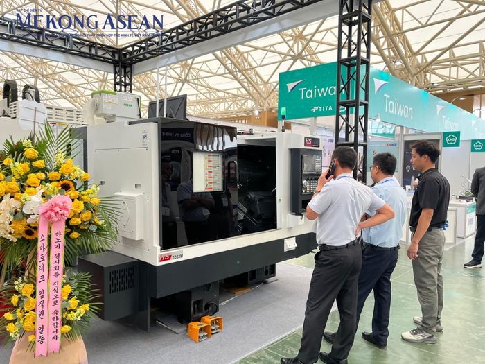  Máy gia công cơ khí chính xác được trưng bày tại khu gian hàng Đài Loan trong khuôn khổ MTA Hanoi 2026. Ảnh: Trung Anh/Mekong ASEAN. 