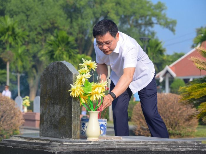 Phó Thủ tướng Chính phủ Nguyễn Văn Thắng dâng hương lên phần mộ liệt sĩ