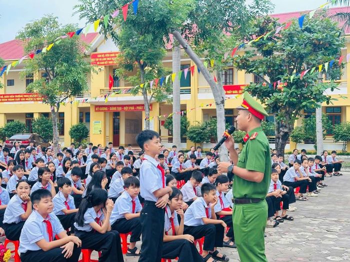 Học sinh hào hứng tham gia giao lưu, tìm hiểu kiến thức pháp luật