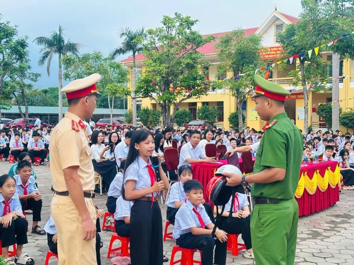 Học sinh tích cực tham gia trả lời câu hỏi về pháp luật