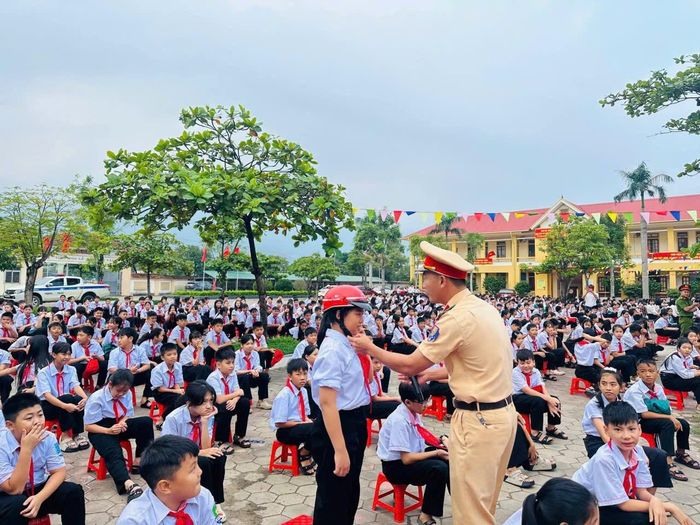 Hướng dẫn học sinh cách cài quai và đội mũ bảo hiểm đúng quy cách
