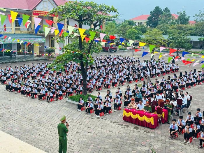 Đông đảo cán bộ, giáo viên và học sinh tham dự buổi tuyên truyền trực tiếp về pháp luật