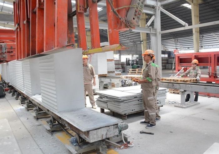 Sản xuất vật liệu xây dựng không nung tại nhà máy của Công ty Cổ phần Sông Đà Cao Cường. Ảnh: DN