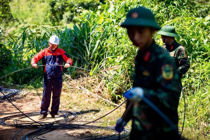 Mỗi một đường cáp tín hiệu đều thấm mồ hôi, công sức cán bộ, nhân viên kỹ thuật Viettel và các lực lượng phối hợp.