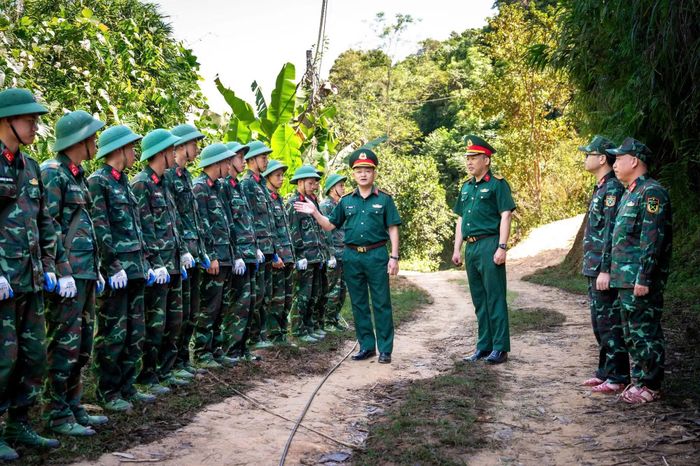 Đại tá Đàm Sĩ Bách, Phó Chỉ huy trưởng kiêm Tham mưu trưởng Bộ Chỉ huy Quân sự tỉnh Lạng Sơn động viên các cán bộ đang thực thi nhiệm vụ.