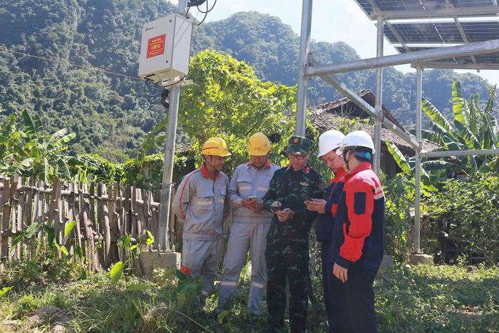 Cán bộ, nhân viên kỹ thuật Viettel kiểm tra sự ổn định của trạm phát sóng.