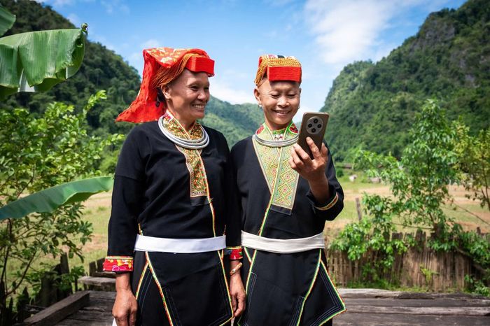 Niềm vui của người dân khi có sóng viễn thông Viettel.