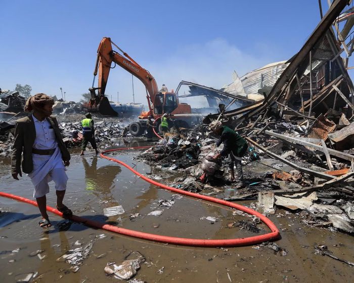 Một công trình tại khu vực Houthi kiểm soát ở Yemen bị phá hủy trong đòn tập kích của Arab Saudi. Ảnh: GettyImages