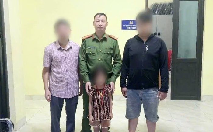  Công an xã Niêm Sơn bàn giao cháu S.T.S về gia đình. 