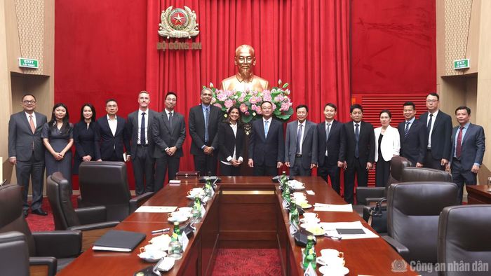 Thứ trưởng Phạm Thế Tùng và bà Urmila Venugopalan cùng các đại biểu.
