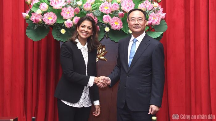 Thứ trưởng Phạm Thế Tùng và bà Urmila Venugopalan.