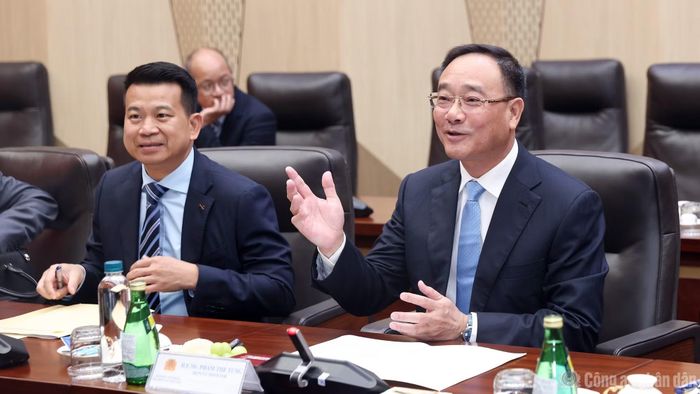 Thứ trưởng Phạm Thế Tùng chào mừng bà Urmila Venugopalan và đoàn đại biểu Hiệp hội Điện ảnh Hoa Kỳ tới làm việc với Bộ Công an Việt Nam.