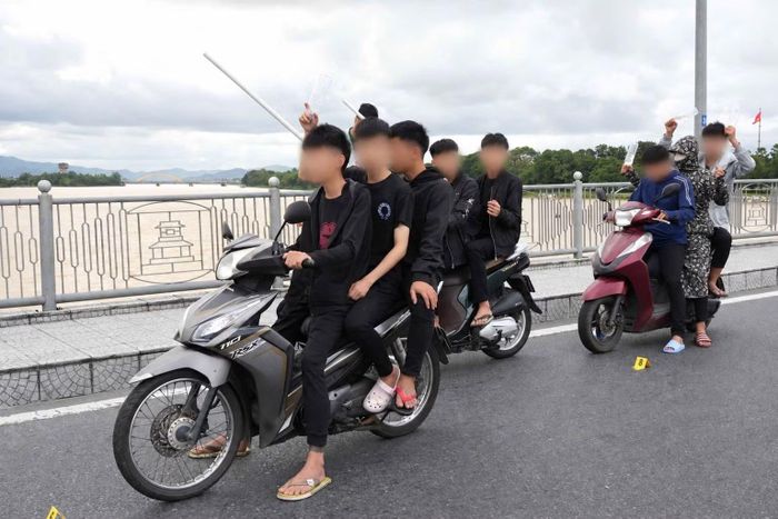Thực nghiệm hiện trường nhóm thanh, thiếu niên chạy xe tốc độ cao, lạng lách trên đường phố.