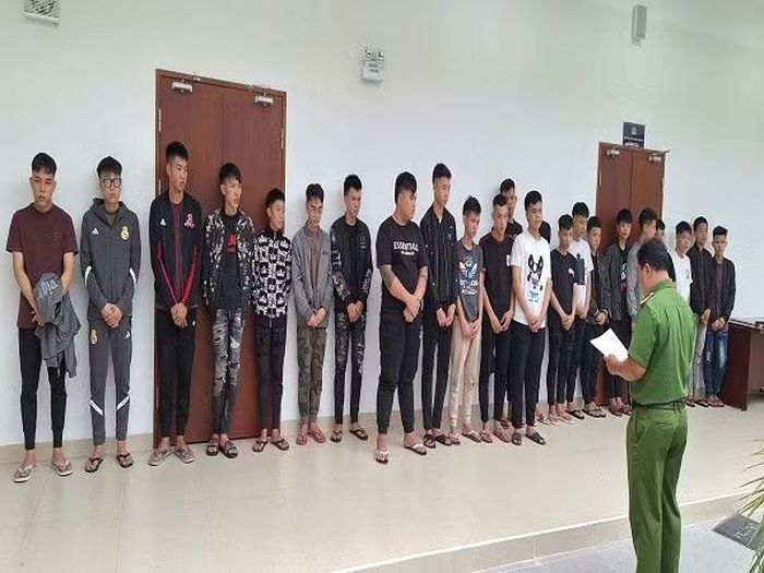 Các đối tượng dùng hung khí để đánh nhau trên tuyến đường Văn Tiến Dũng và khu vực lân cận Trung tâm thương mại Aeon Mall Huế.