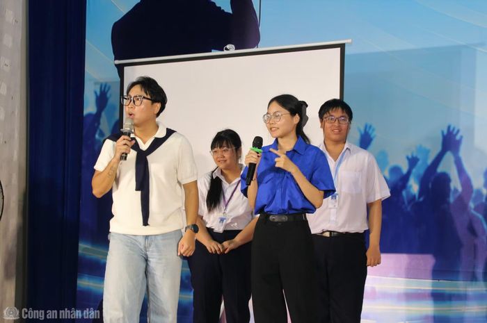 Các diễn giả trình bày tham luận tại Talkshow.