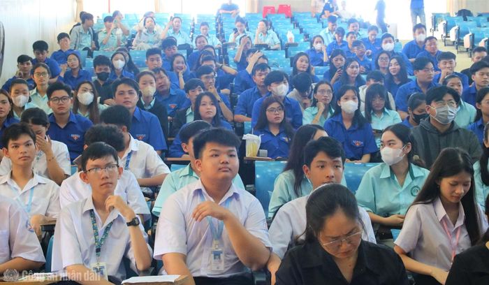Đoàn viên, sinh viên, học sinh tham gia chương trình.