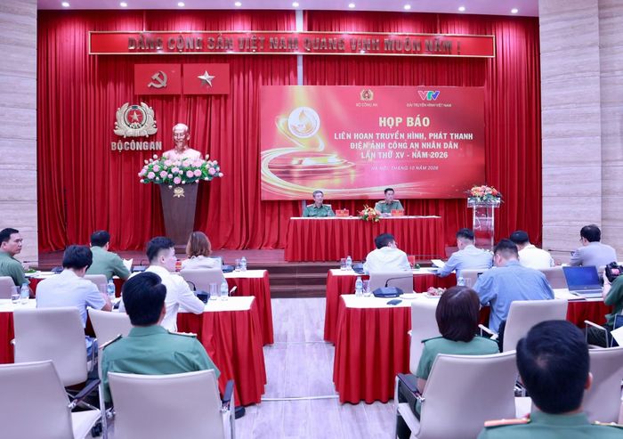 Đông đảo phóng viên các cơ quan báo chí dự buổi họp báo.