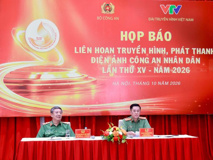 Trung tướng Đỗ Triệu Phong, Đại tá Nguyễn Anh Tuấn trao đổi với báo chí về Liên hoan Truyền hình, Phát thanh, Điện ảnh Công an nhân dân lần thứ XV, năm 2026.