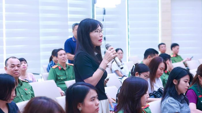 Phóng viên các cơ quan báo chí đặt câu hỏi xung quanh Liên hoan năm 2026.