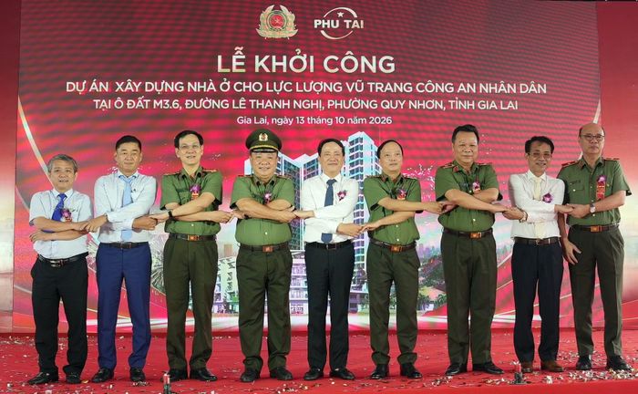Các đại biểu và đơn vị liên quan thể hiện quyết tâm triển khai dự án đúng tiến độ, đáp ứng nhu cầu nhà ở cho lực lượng Công an.