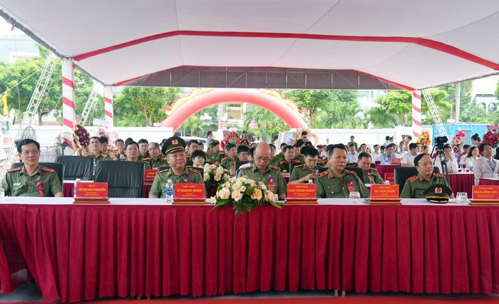 Thứ trưởng Đặng Hồng Đức và các đại biểu tham dự buổi lễ.