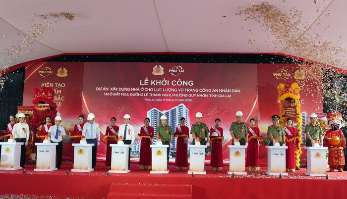 Các đại biểu bấm nút khởi công xây dựng Dự án nhà ở cho lực lượng vũ trang Công an nhân dân tại tỉnh Gia Lai.