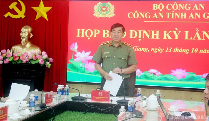 Thiếu tướng Nguyễn Văn Hận, Giám đốc Công an tỉnh An Giang phát biểu tại buổi họp báo.