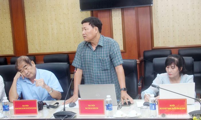 Các đại biểu phát biểu tại buổi họp báo.