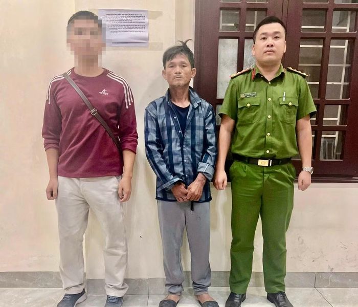 Lương Quốc Tuấn (giữa) bị lực lượng Công an bắt giữ.