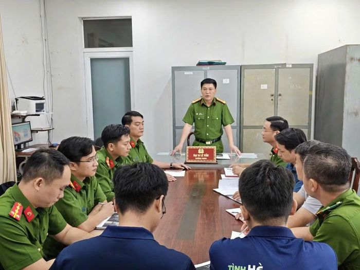 Đại tá Lê Vấn, Trưởng Phòng CSHS Công an TP Đồng Nai chỉ đạo việc tổ chức bắt giữ nhóm giang hồ mạng.