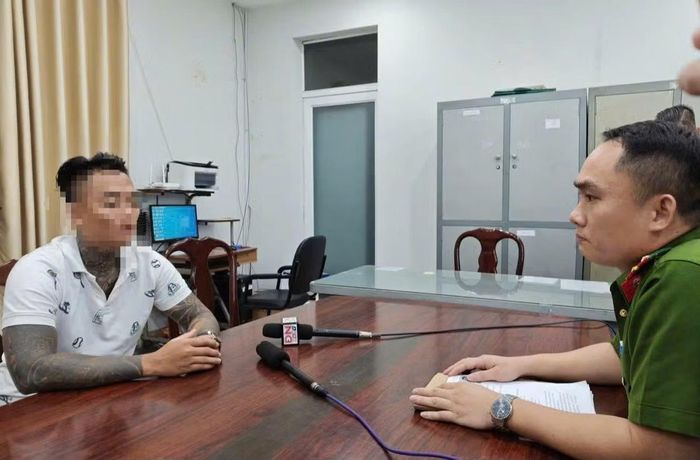 Đối tượng có hỗn danh "Cọp Đen" làm việc với cán bộ điều tra.
