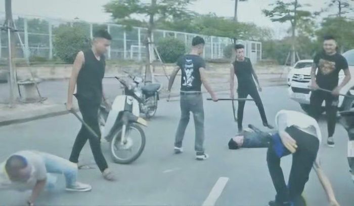 Một cảnh bạo lực trong video clip được nhóm giang hồ mạng đưa lên mạng xã hội.