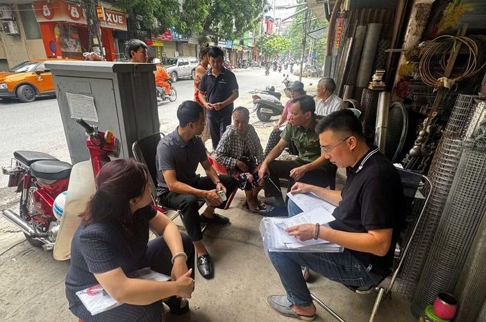 Bà Phạm Thị Ngà (ở giữa) trò chuyện cùng tổ công tác.