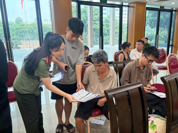 Công an phường Ô Chợ Dừa kết hợp tuyên truyền phòng, chống tội phạm tại các buổi chi trả tiền mặt.