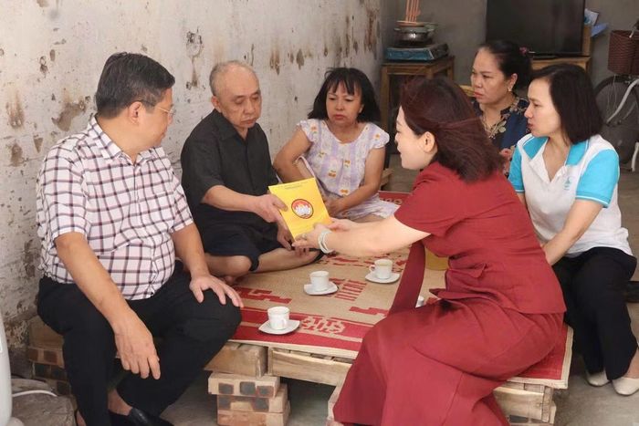 Ông Nguyễn Anh Quân phối hợp MTTQ phường Ô Chợ Dừa thăm hỏi, tặng quà hộ dân có hoàn cảnh khó khăn thuộc diện di dời.