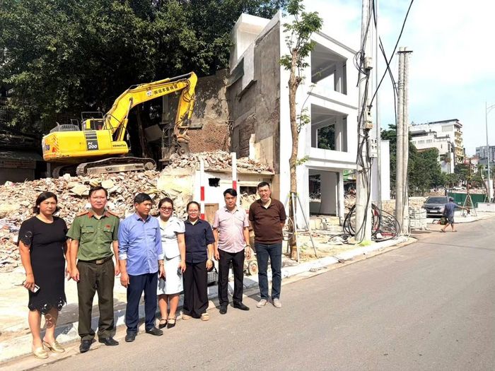 Công an phường Ô Chợ Dừa cùng các lực lượng trước khi phá dỡ ngôi nhà cuối cùng, bàn giao mặt bằng sạch cho dự án.