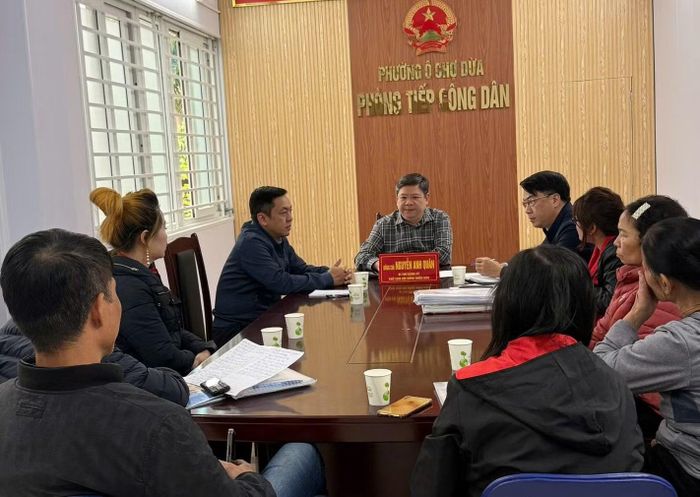 Bí thư Đảng uỷ phường Ô Chợ Dừa Nguyễn Anh Quân họp với các hộ dân về công tác đền bù, GPMB.
