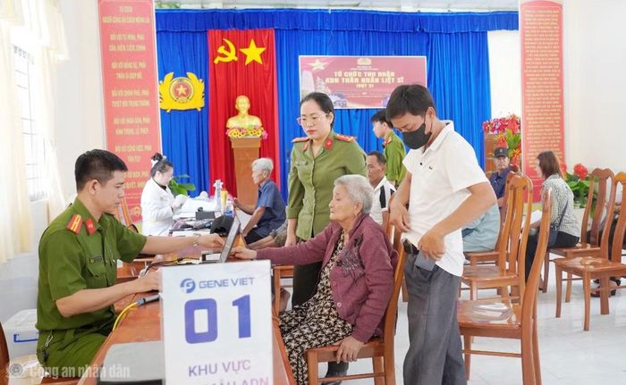 Các khâu thu nhận thông tin, lấy mẫu ADN thân nhân liệt sĩ được tổ chức khoa học tại điểm thu nhận Công an xã Trần Văn Thời.