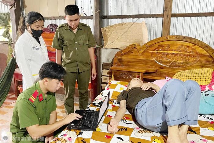 Đoàn công tác lưu động đến thu nhận sinh phẩm ADN thân nhân liệt sĩ chưa xác định danh tính tại hộ ông Đặng Thành Long, ấp Đòn Dong, xã Trần Văn Thời.