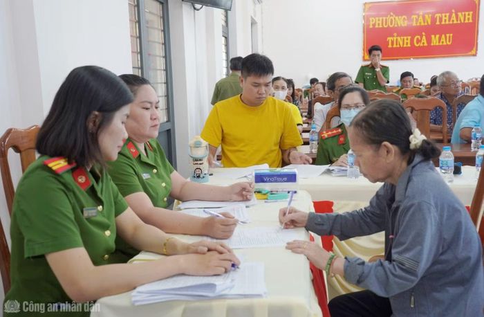 Cán bộ Phòng Cảnh sát QLHC về TTXH thu nhận thông tin thân nhân liệt sĩ chưa xác định danh tính.