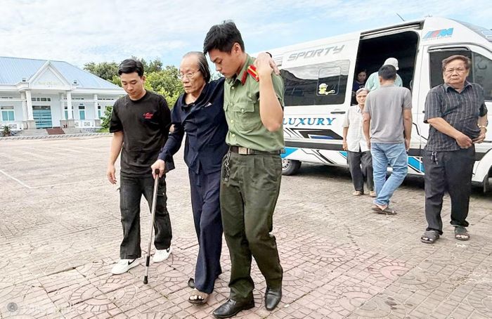  Công an xã Năm Căn đưa đón, giúp đỡ thân nhân liệt sĩ già yếu đến điểm thu nhận ADN. 