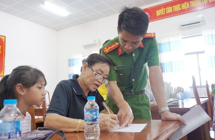 Cán bộ Công an xã, phường tích cực hướng dẫn thân nhân liệt sĩ kê khai thông tin trước khi thu nhận mẫu ADN.