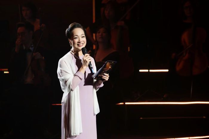 NSND Lê Khanh làm người dẫn chuyện