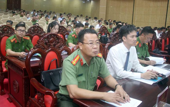 Các đại biểu được các chuyên gia trình bày các chuyên đề chỉ ra những yêu cầu đối với công tác bảo đảm an ninh mạng, an toàn thông tin và phòng, chống tội phạm sử dụng công nghệ cao.