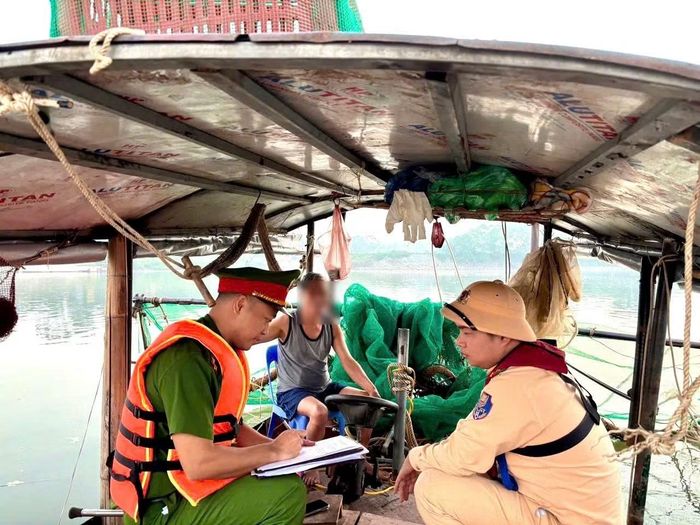Lực lượng chức năng làm việc với người vi phạm.
