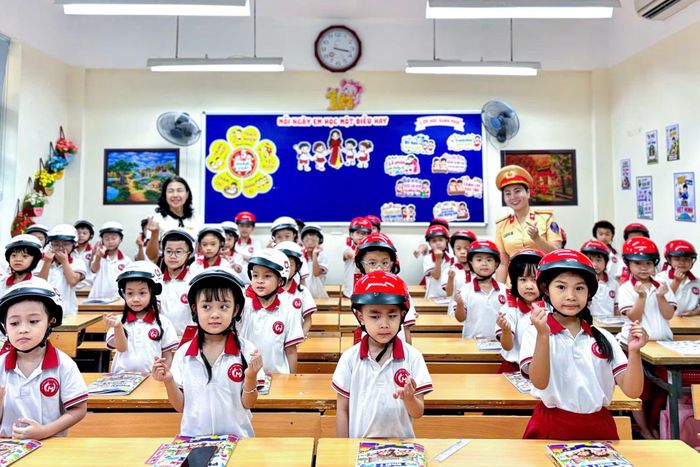 Ban tổ chức đã trao tặng 401 mũ bảo hiểm cho học sinh lớp 1.