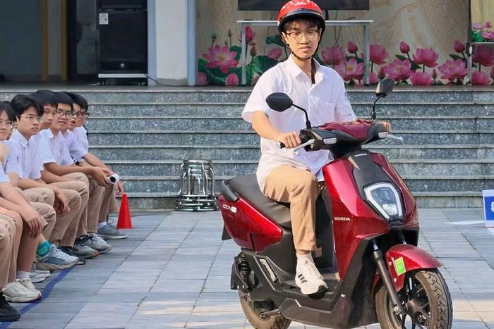 Học sinh được hướng dẫn, thực hành lái xe an toàn.