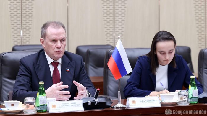 Đại tướng Arkady Alexandrovich Gostev phát biểu tại hội đàm.