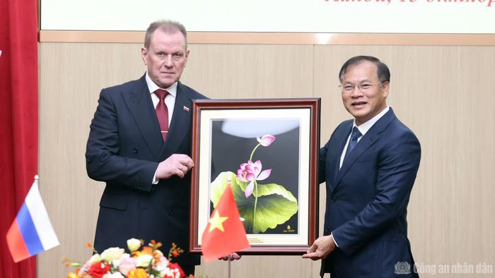 Thứ trưởng Nguyễn Văn Long tặng quà lưu niệm ngài Arkady Alexandrovich Gostev.